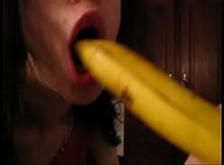 Novinha treinando o boquete com uma banana